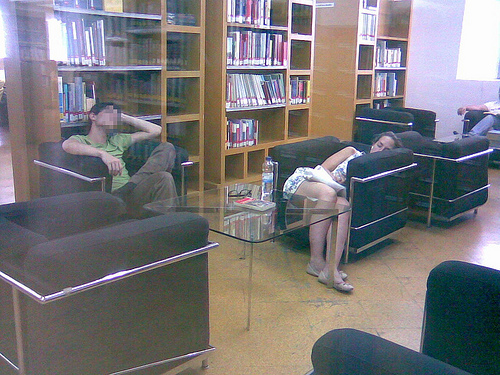 Gente frita en la biblioteca