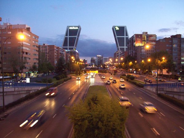 PASEO DE LA CASTELLANA de Madrid (España) al anochecer. Al fondo, la Puerta de Europa (edificios inclinados).