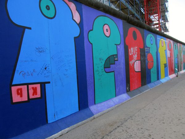 Caras de Noir en el muro de Berlín