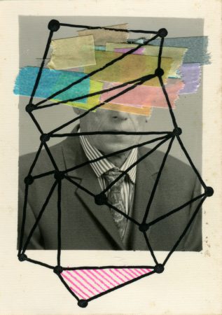 Retrato de pasaporte tapado por dibujos de redes y postis de colores