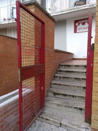 tramo de escaleras sin barandilla en la asociación