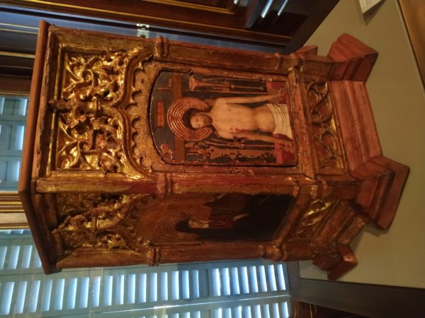 Mueble con 6 lados. Tallado en madera y pinturas con motivos religiosos.