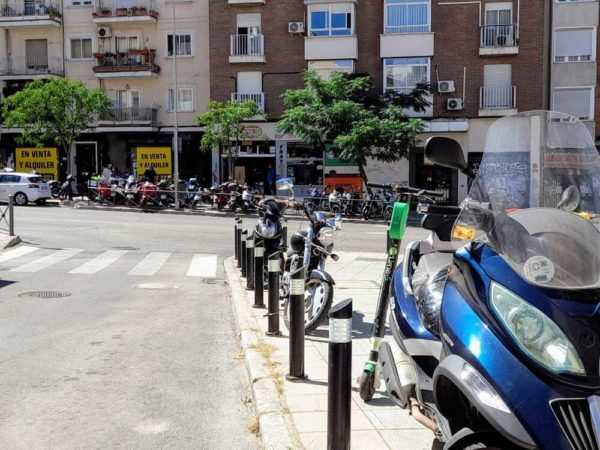 2 aceras de Marqués de Viana con motos