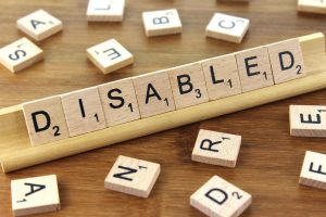 palabra "disabled" (persona con discapacidad) formada con las piezas del juego de mesa scrabble