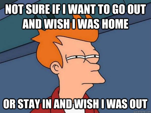 Fry de Futurama pensando: "No estoy seguro si quiero salir y desear estar en casa o quedarme y desear haber salido"