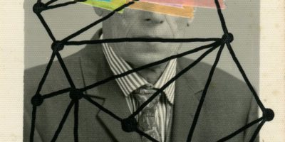 Retrato de pasaporte tapado por dibujos de redes y postis de colores