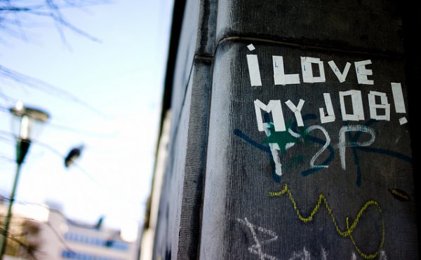 Graffiti en el que pone "Amo mi trabajo"