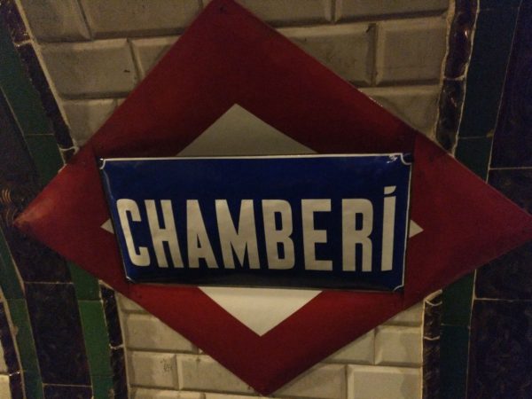 antigua señal de la parada de chamberí en la exposición andén 0 del metro de madrid