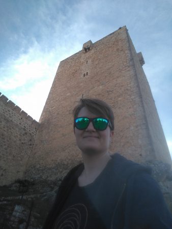 Olga ante torre del castillo