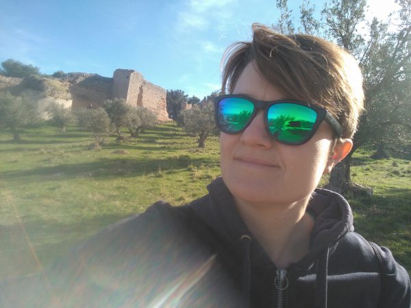 Olga con gafas de sol molonas. Detrás, muralla de Jaén