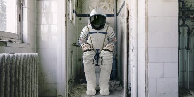 astronauta en un baño
