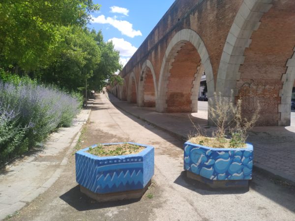 Jardineras con motivos de agua junto al Canal de Isabel II