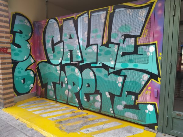 Cochera con grandes y coloridas letras: Calle Topete 36