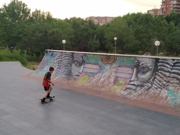 skatepark con figura de buda pintado o algo así!!